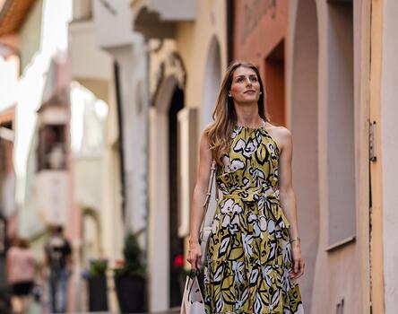 Eine Frau beim Shopping in Klausen