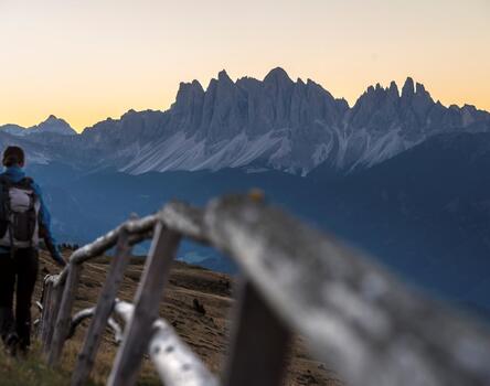 Una donna che fa un'escursione sull'Alpe di Velturno