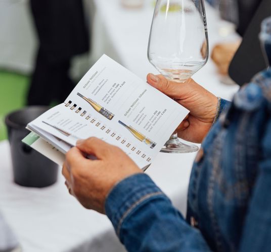 Una visitatrice del festival del vino bianco