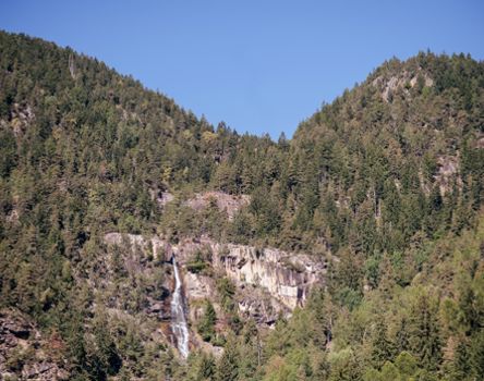 Blick auf den Wasserfall von der Hängebrücke aus