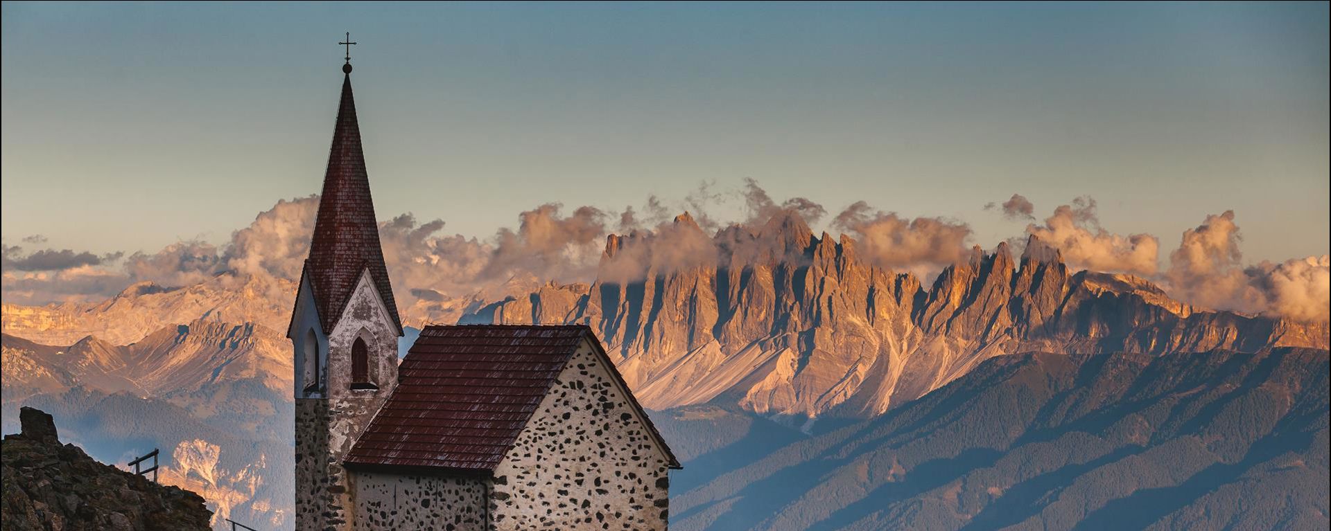 La chiesa sulla Croce di Lazfons di sera