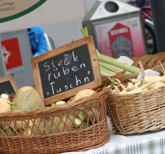 Steckrüben auf dem Bauernmarkt