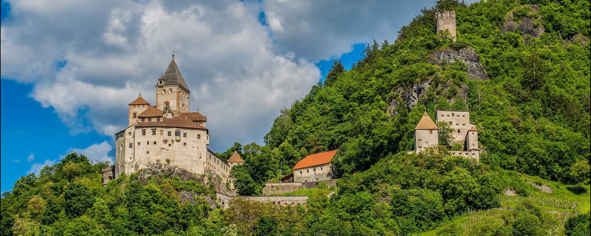 Blick auf die Trostburg im Sommer