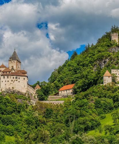 Blick auf die Trostburg im Sommer