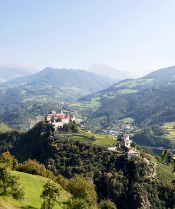 Blick auf das Kloster Säben im Sommer