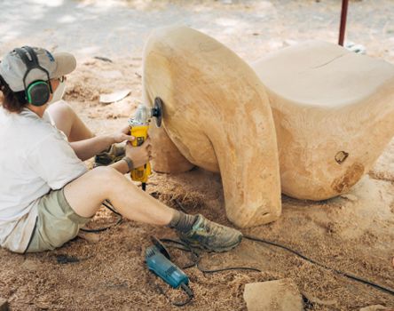 Uno scultore mola qualcosa