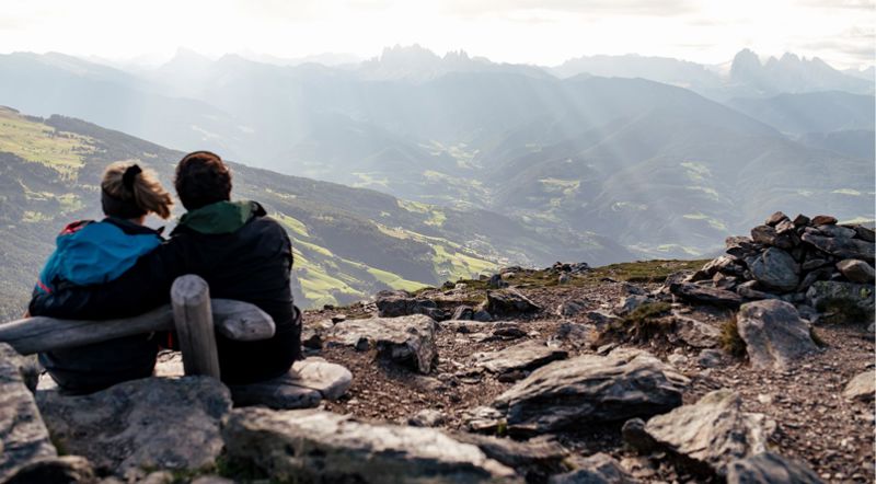 Zwei Wanderer genißen die Aussicht im Sommer