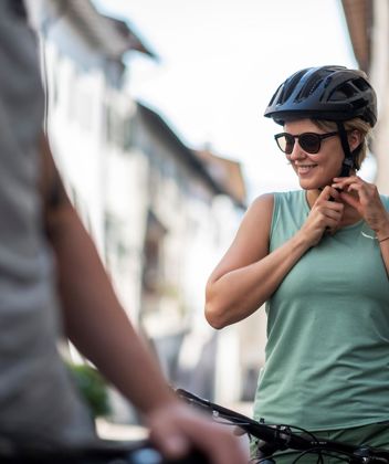 Una donna con il casco