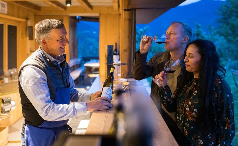 Due persone provano un vino rosso