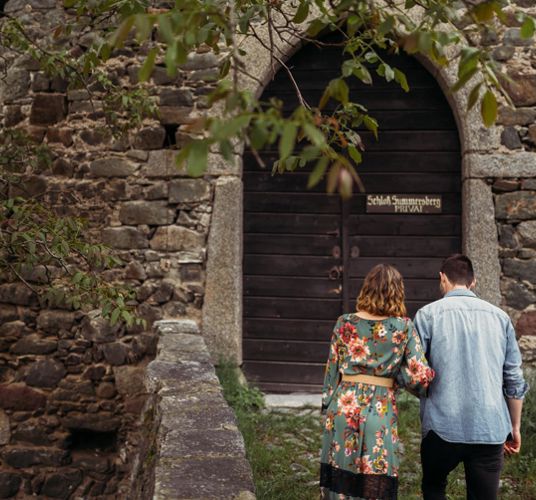 Una coppia davanti al Castello di Summersberg