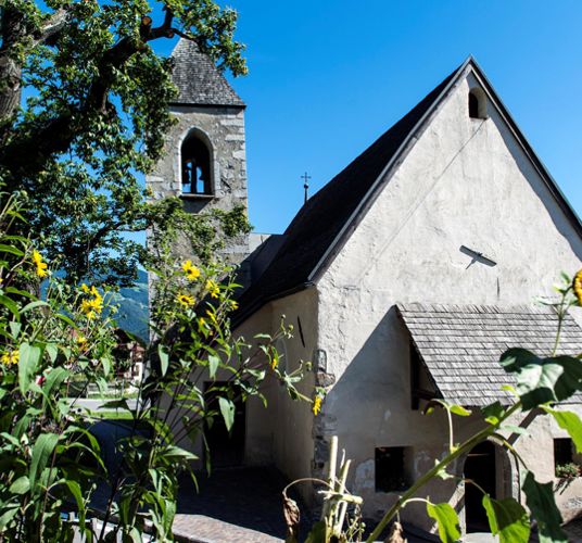 Eine Kirche im Sommer